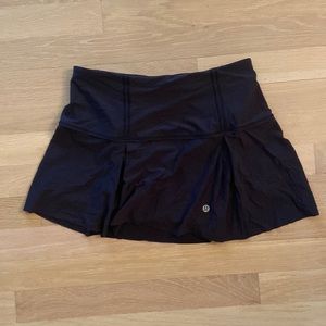 NEVER BEEN WORN NAVY SKIRT